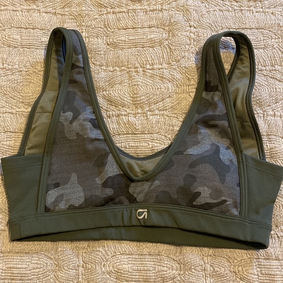 LIKE NEW Gap Fit Sculpt Low Impact Green Camo Sports Bra Sz S - Picture 2 of 3